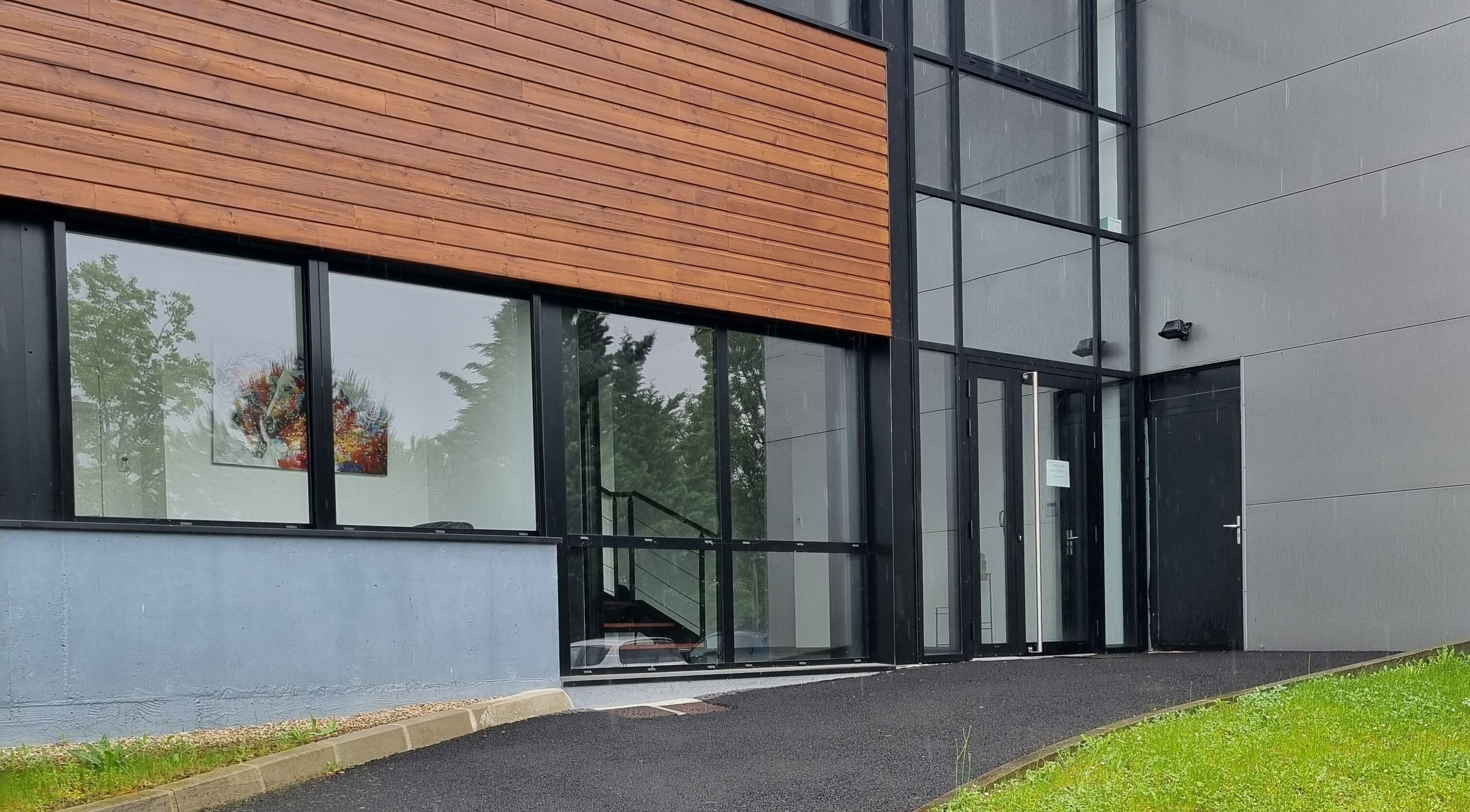 Entrée moderne de Christ'ailes à Romagnat, Auvergne-rhône-alpes, FR avec façade en bois.