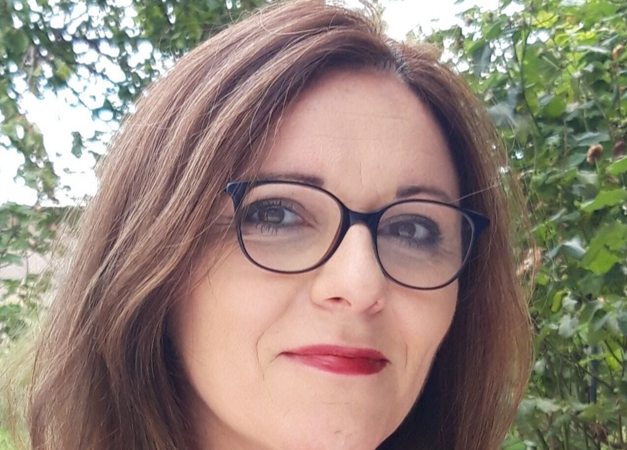 Portrait d'une femme souriante à Christ'ailes, Romagnat, Auvergne-rhône-alpes, FR, entourée de verdure.