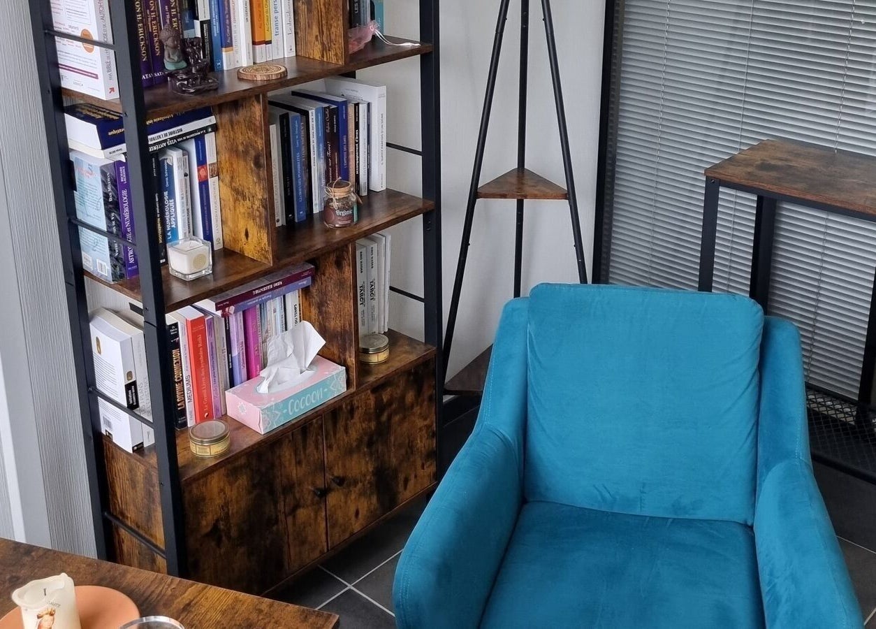 Espace détente avec fauteuil bleu chez Christ'ailes à Romagnat, Auvergne-rhône-alpes, FR.