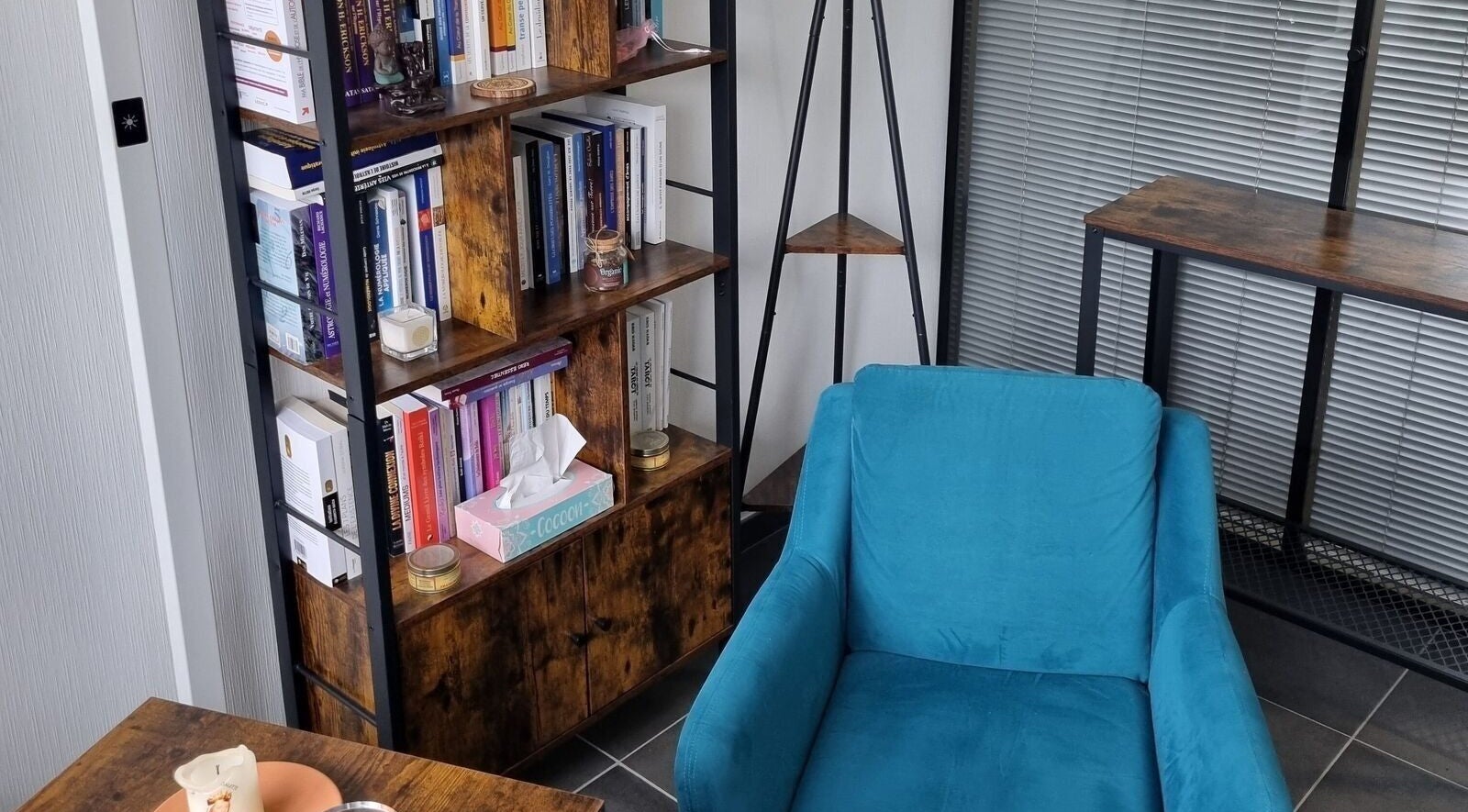 Espace détente avec fauteuil bleu chez Christ'ailes à Romagnat, Auvergne-rhône-alpes, FR.