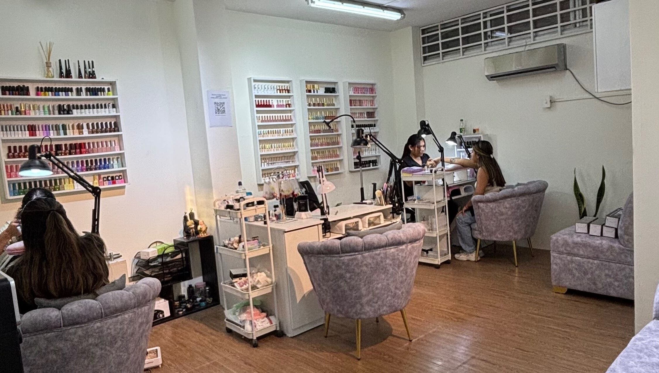 Interior acogedor de Mercy Nail Studio en Guayaquil, Guayas, EC, mostrando un salón de manicura moderno.