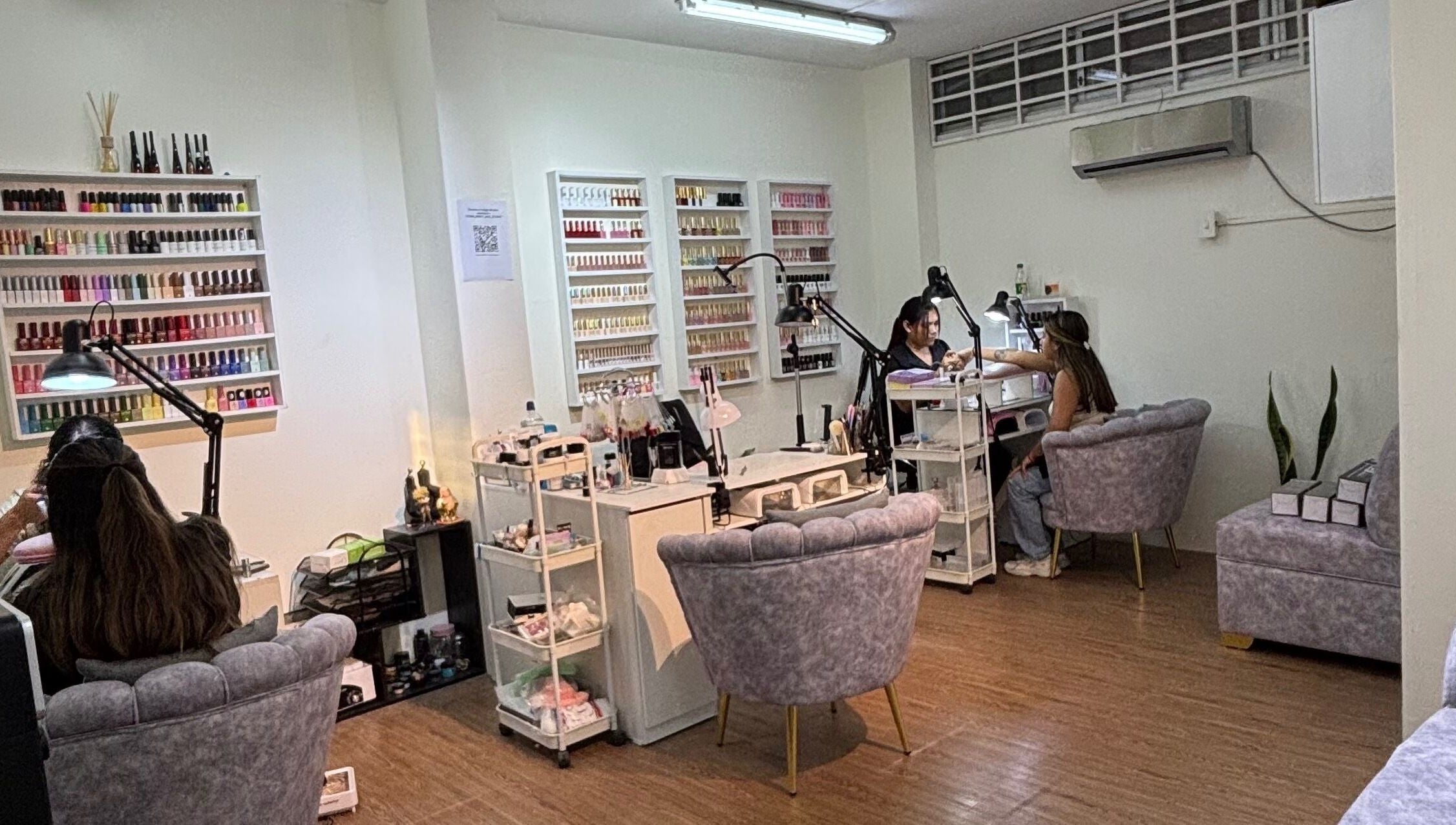 Interior acogedor de Mercy Nail Studio en Guayaquil, Guayas, EC, mostrando un salón de manicura moderno.