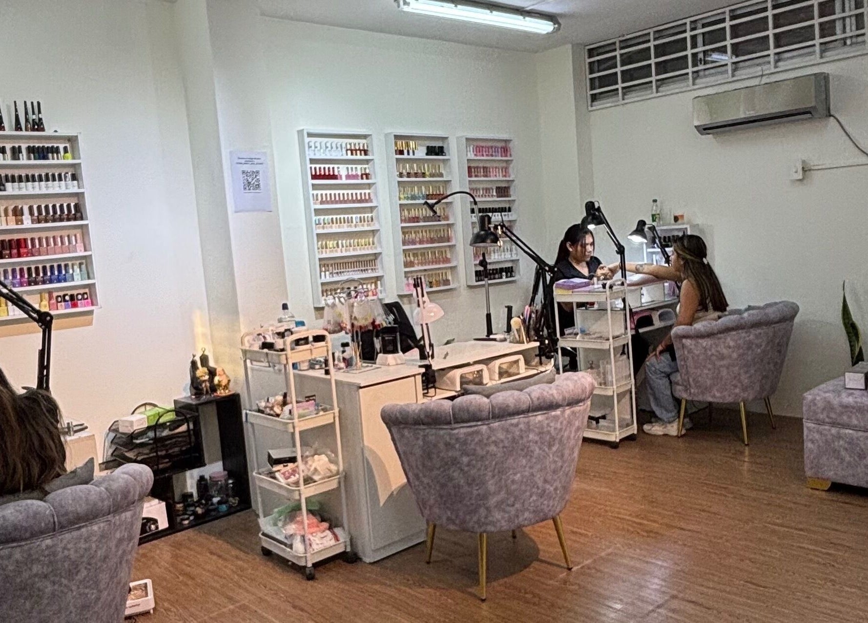 Interior acogedor de Mercy Nail Studio en Guayaquil, Guayas, EC, mostrando un salón de manicura moderno.