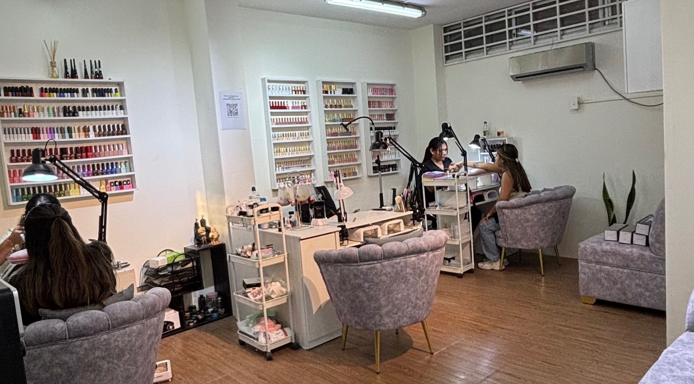 Interior acogedor de Mercy Nail Studio en Guayaquil, Guayas, EC, mostrando un salón de manicura moderno.