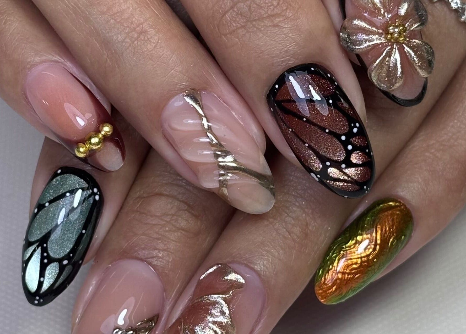 Uñas artísticas en Mercy Nail Studio, Guayaquil, Guayas, EC, con diseño creativo y colorido.