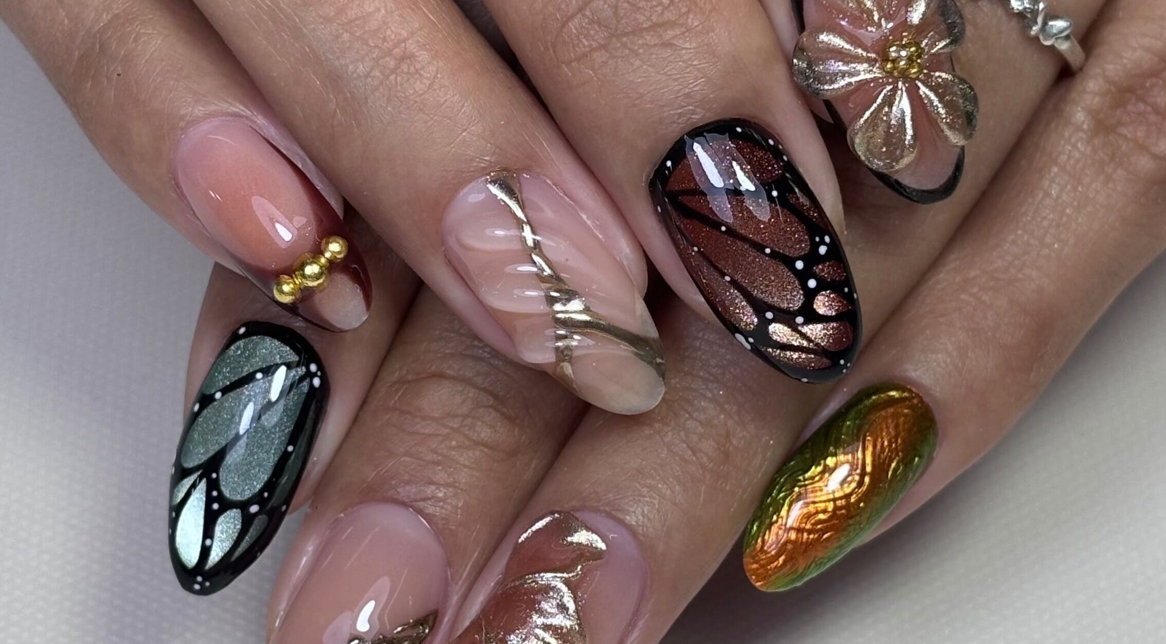 Uñas artísticas en Mercy Nail Studio, Guayaquil, Guayas, EC, con diseño creativo y colorido.