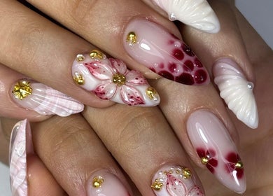 Hermosas uñas decoradas con diseño floral en Mercy Nail Studio, Guayaquil, Guayas, EC.