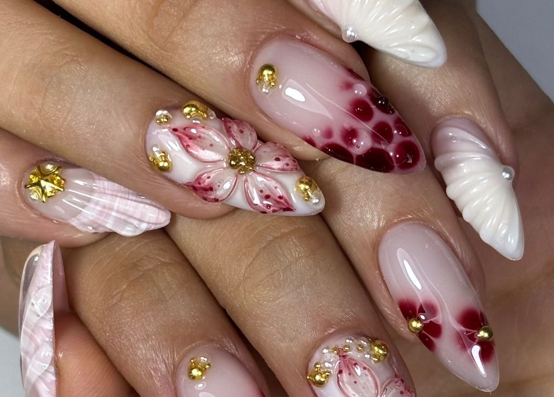 Hermosas uñas decoradas con diseño floral en Mercy Nail Studio, Guayaquil, Guayas, EC.