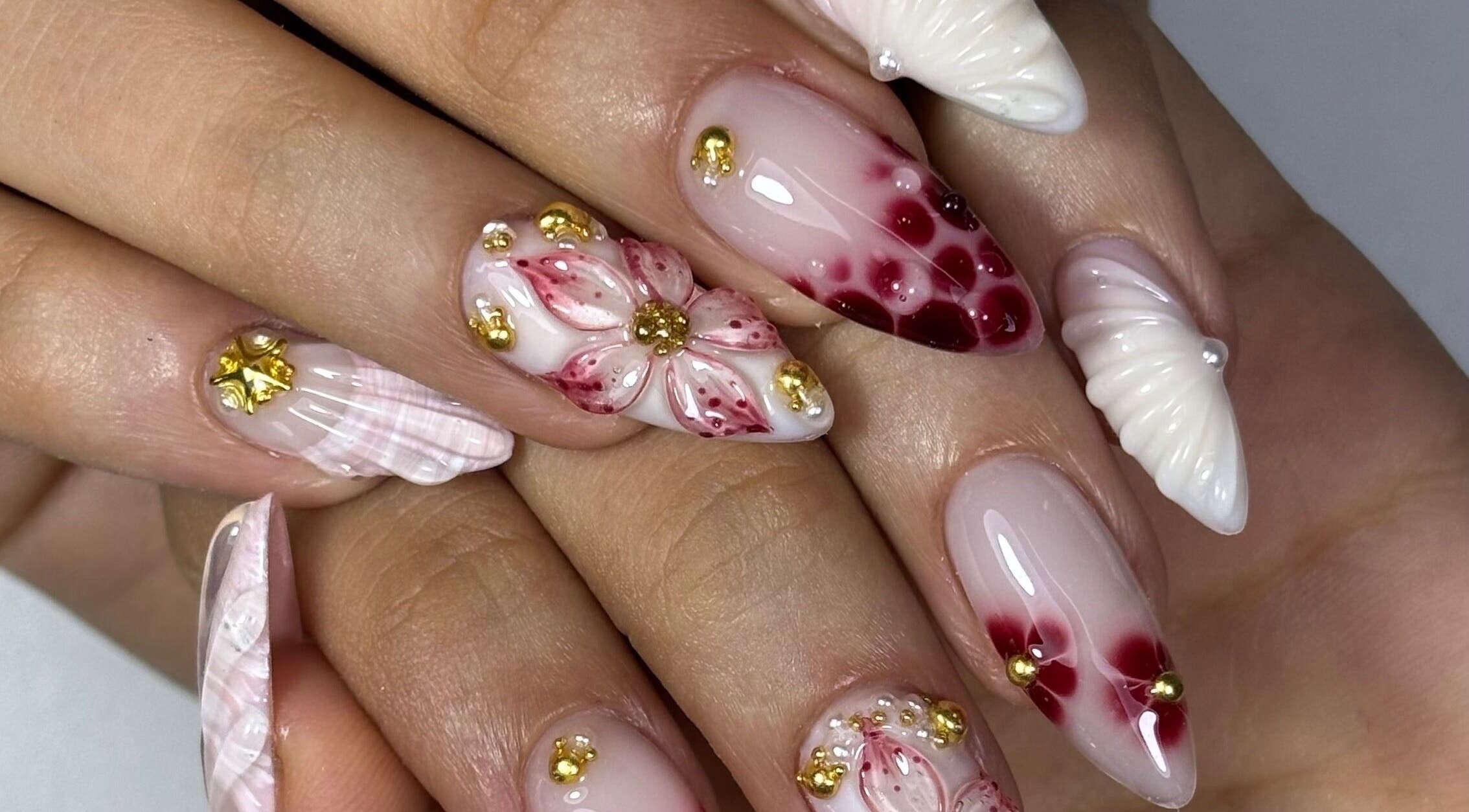Hermosas uñas decoradas con diseño floral en Mercy Nail Studio, Guayaquil, Guayas, EC.