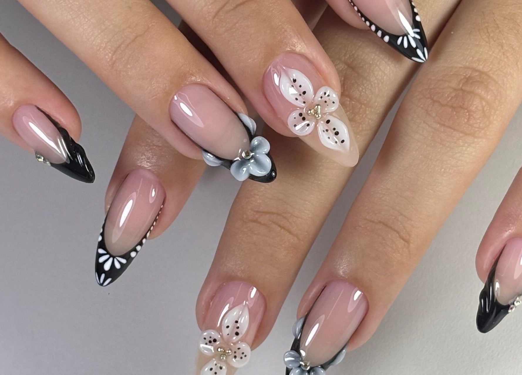 Diseño floral en uñas acrílicas en Mercy Nail Studio, Guayaquil, Guayas, EC. Elegancia y estilo inigualables.