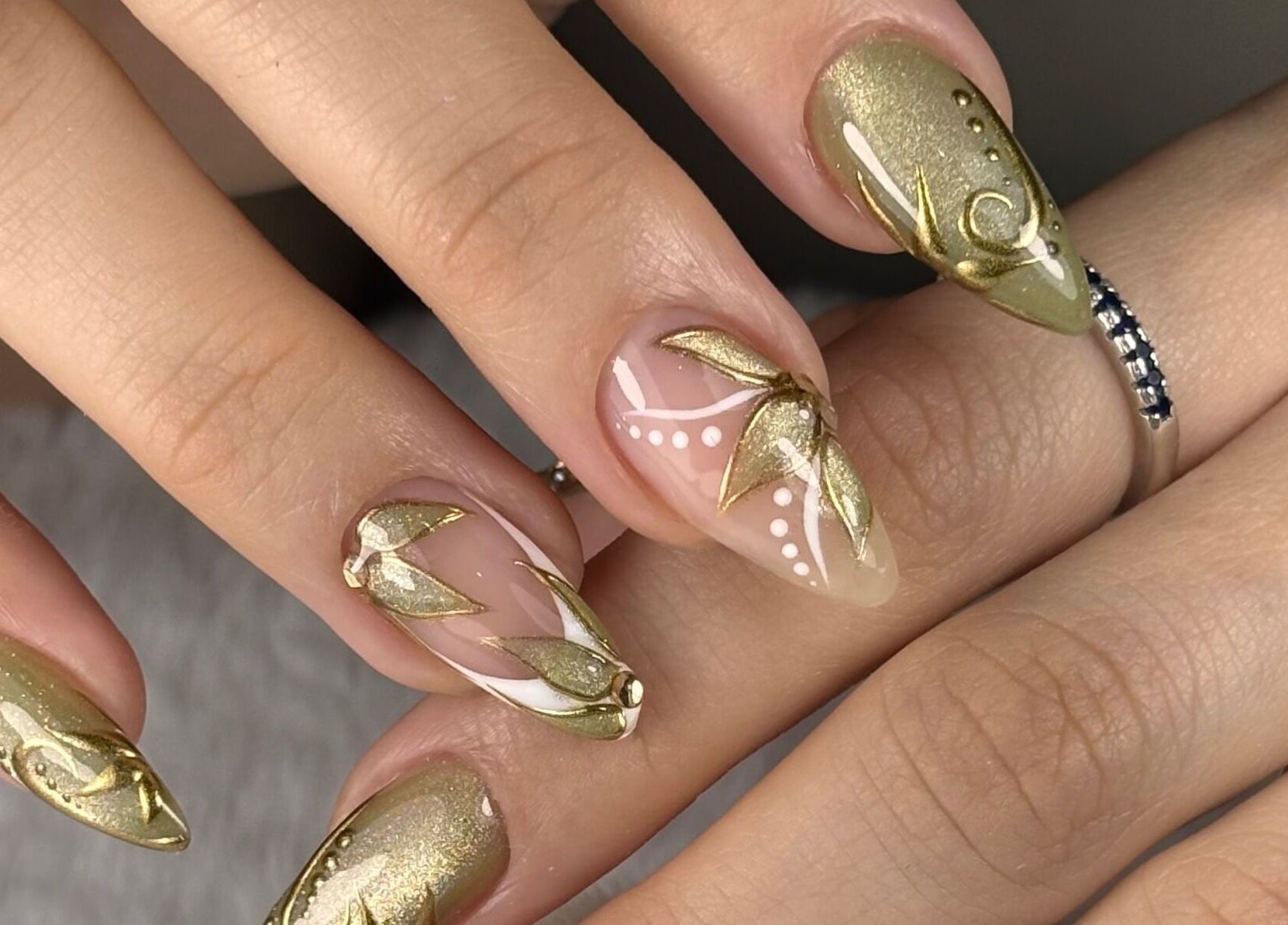 Elegante diseño de uñas doradas en Mercy Nail Studio, Guayaquil, Guayas, EC.