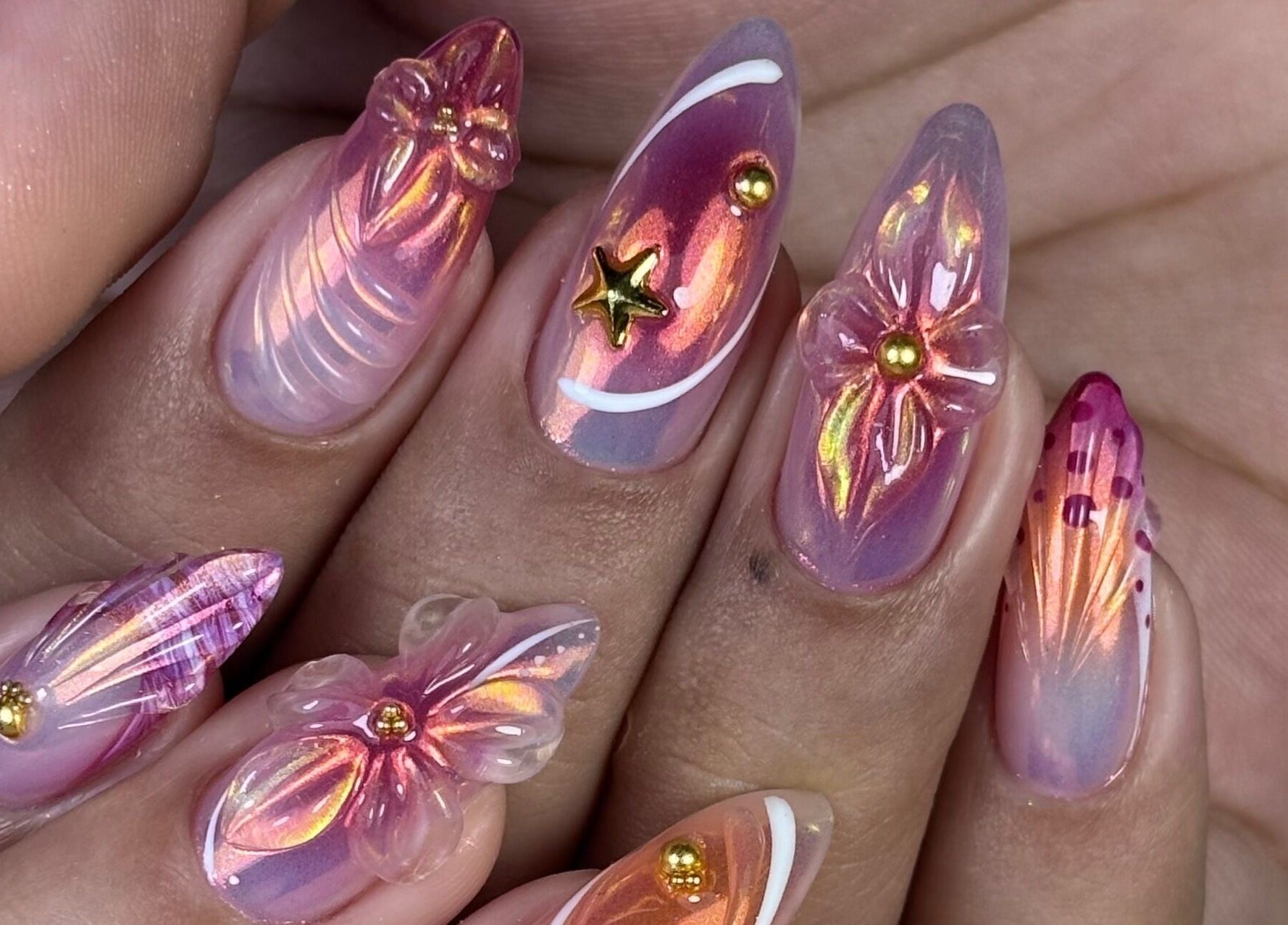 Diseño de uñas 3D floral en Mercy Nail Studio, Guayaquil, Guayas, EC, destacando detalles dorados.