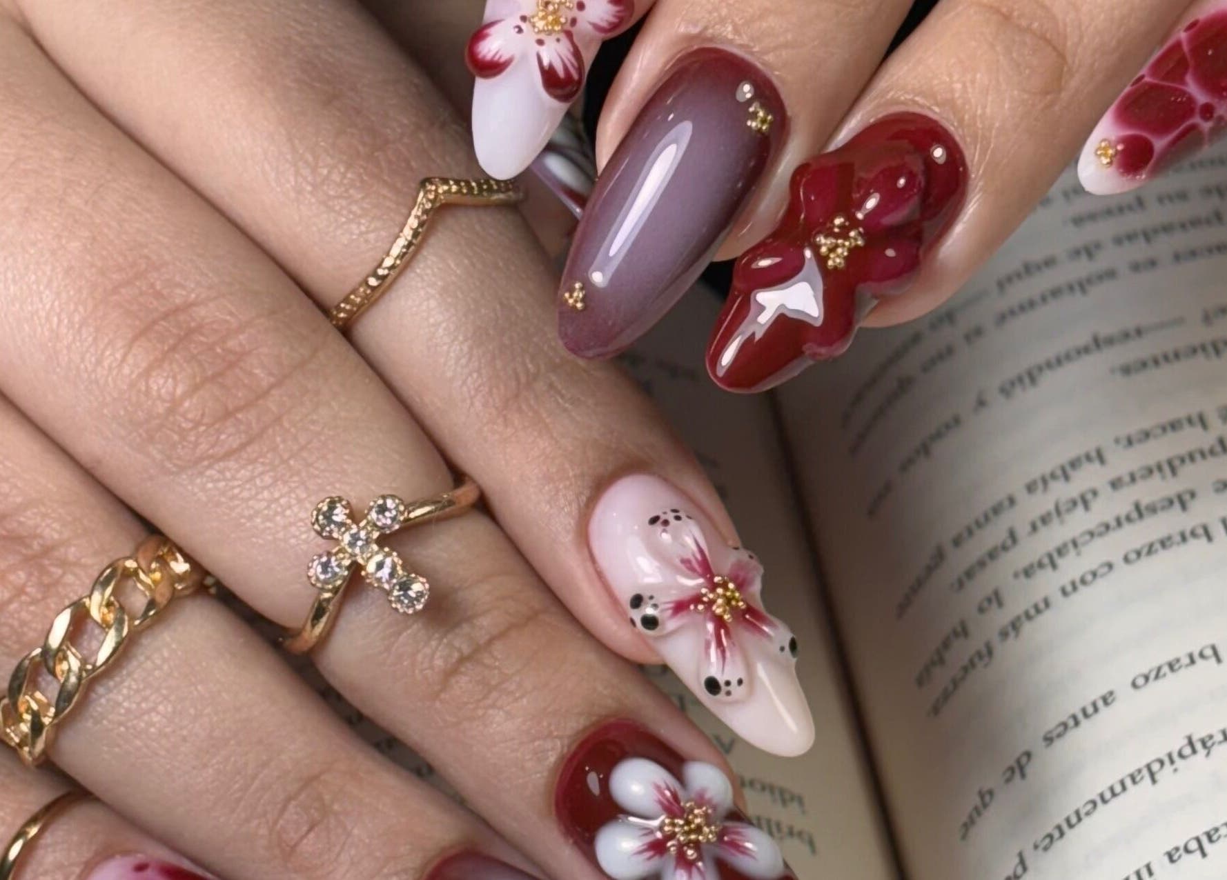Uñas decoradas con flores en Mercy Nail Studio, Guayaquil, Guayas, EC.