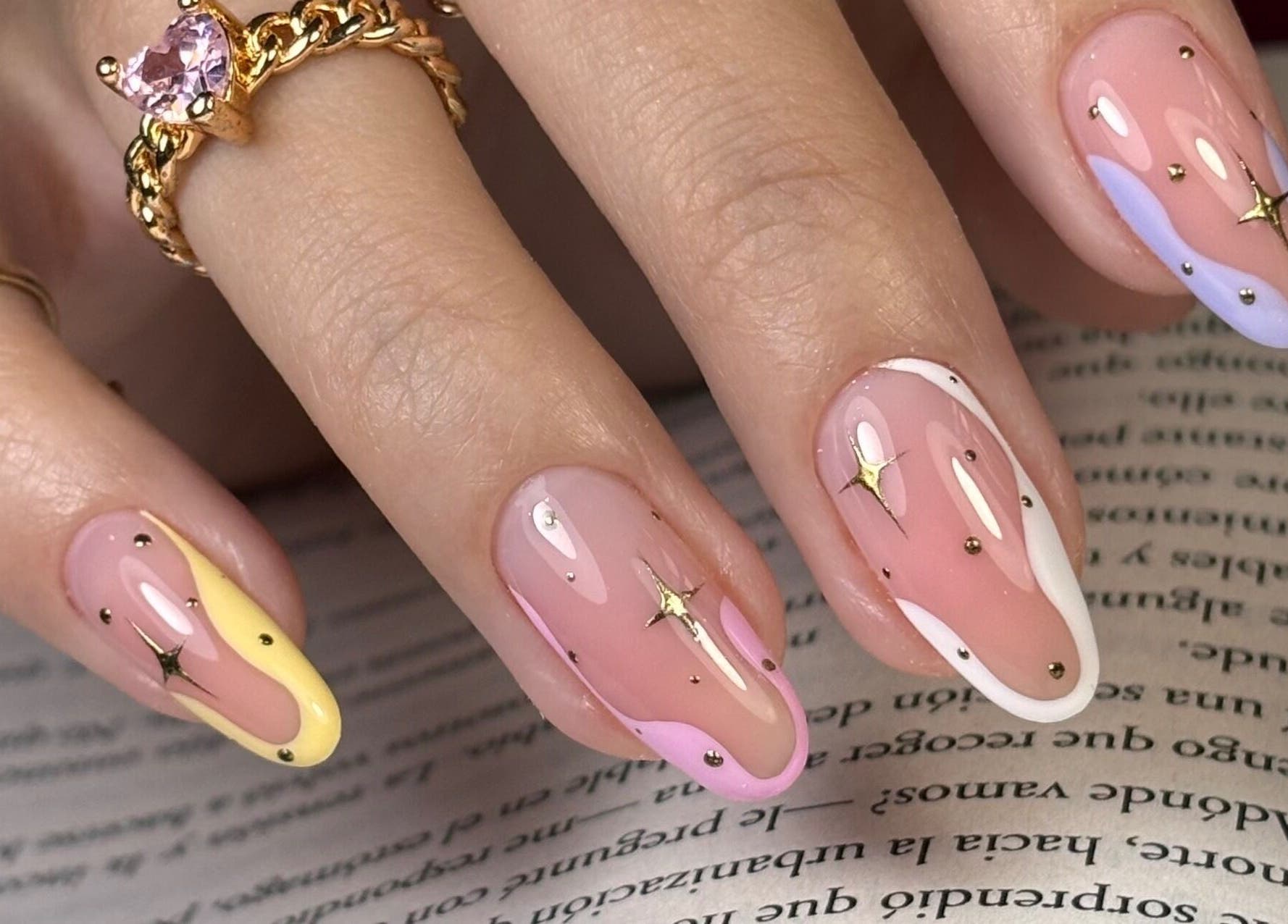 Diseño de uñas multicolor con detalles dorados en Mercy Nail Studio, Guayaquil, Guayas, EC.