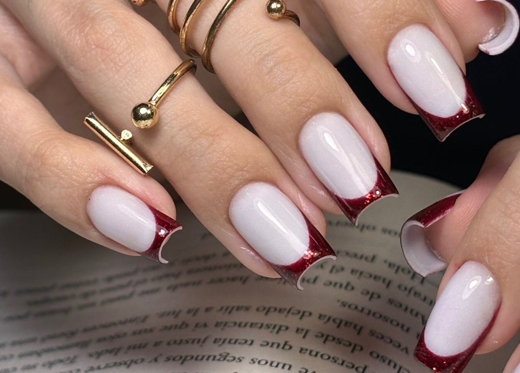 Manicure francesa roja con brillantes en Mercy Nail Studio, Guayaquil, Guayas, EC.