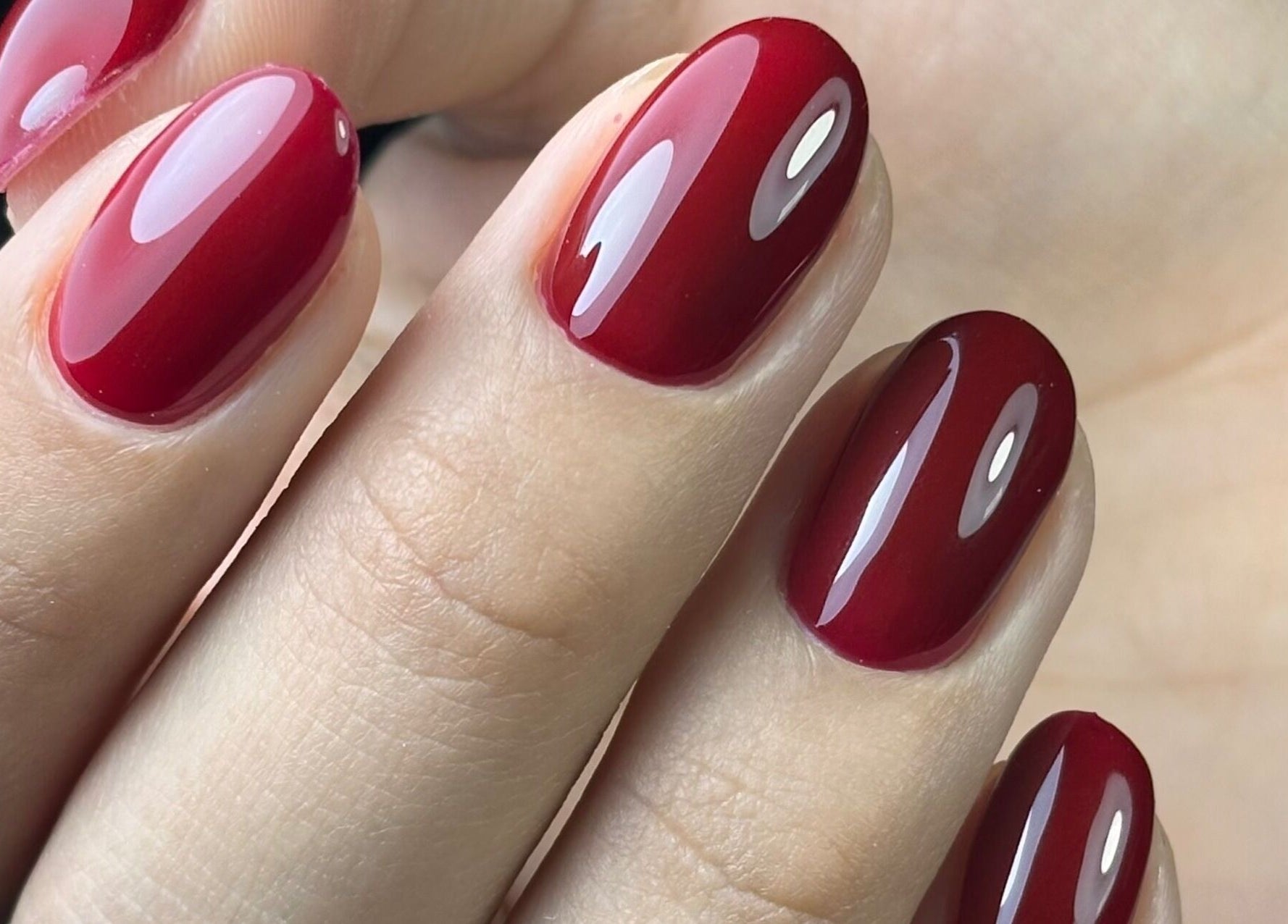 Uñas rojas brillantes en Mercy Nail Studio, Guayaquil, Guayas, EC, destacando estilo moderno.