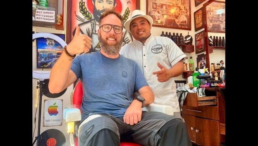 Cliente satisfecho en Barberia Rotterdam, Miraflores, Provincia De Lima, PE, junto al barbero sonriente.