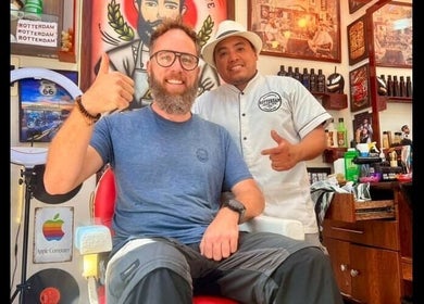 Cliente satisfecho en Barberia Rotterdam, Miraflores, Provincia De Lima, PE, junto al barbero sonriente.