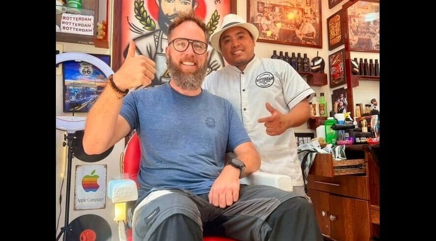 Cliente satisfecho en Barberia Rotterdam, Miraflores, Provincia De Lima, PE, junto al barbero sonriente.