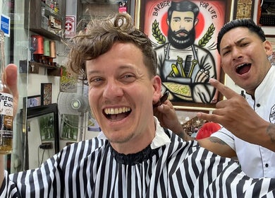 Cliente feliz en Barberia Rotterdam, Miraflores, Provincia De Lima, PE, con estilista sonriente.