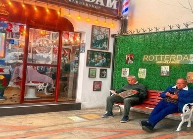 Exterior de Barberia Rotterdam en Miraflores, Provincia De Lima, PE, con señores en banca.