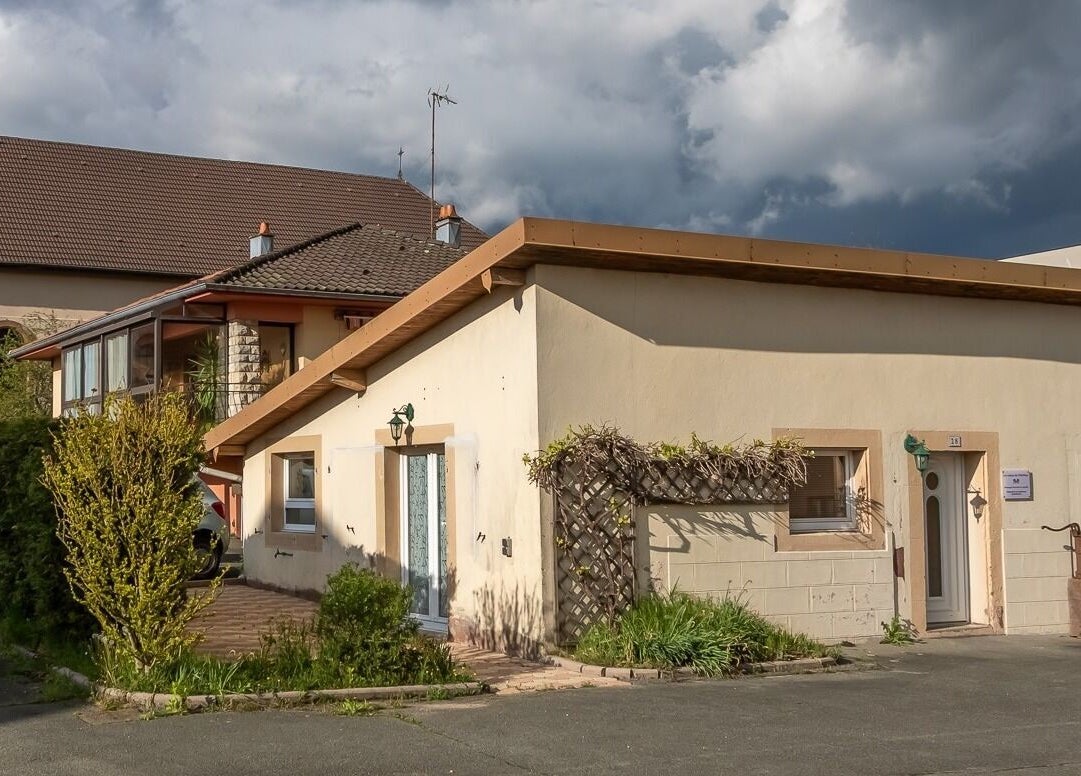 Extérieur de Les Mains De Matthieu à Bessoncourt, Bourgogne-franche-comté, FR, entouré de verdure.