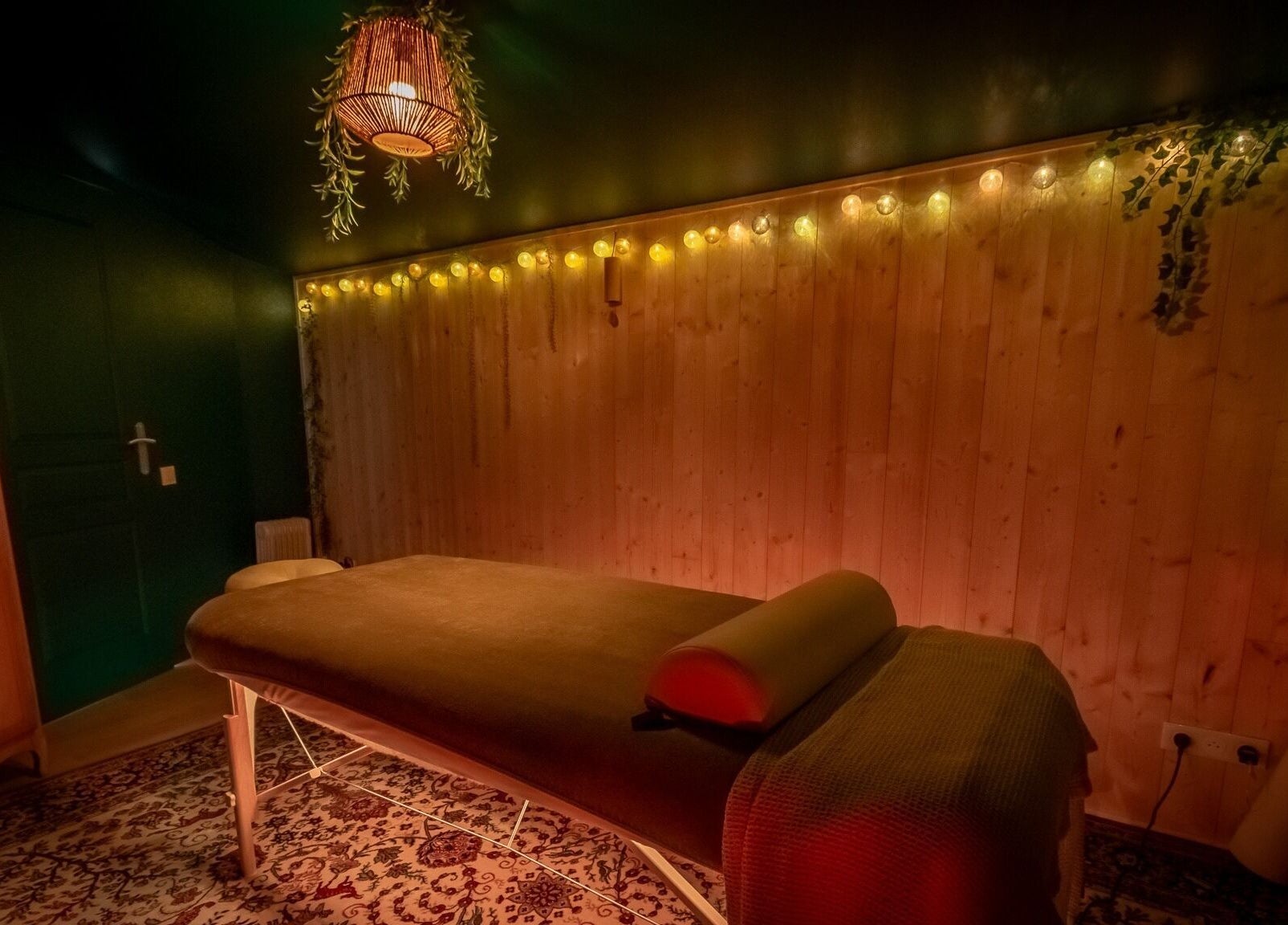 Salle de massage à Les Mains De Matthieu, Bessoncourt, Bourgogne-Franche-Comté, FR, éclairée chaleureusement.