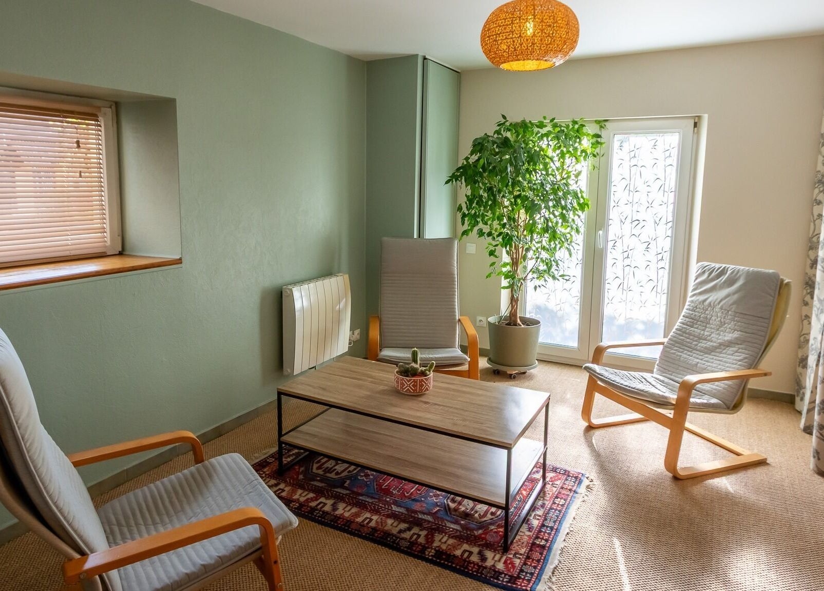 Salon lumineux et apaisant chez Les Mains De Matthieu à Bessoncourt, Bourgogne-Franche-Comté, FR.