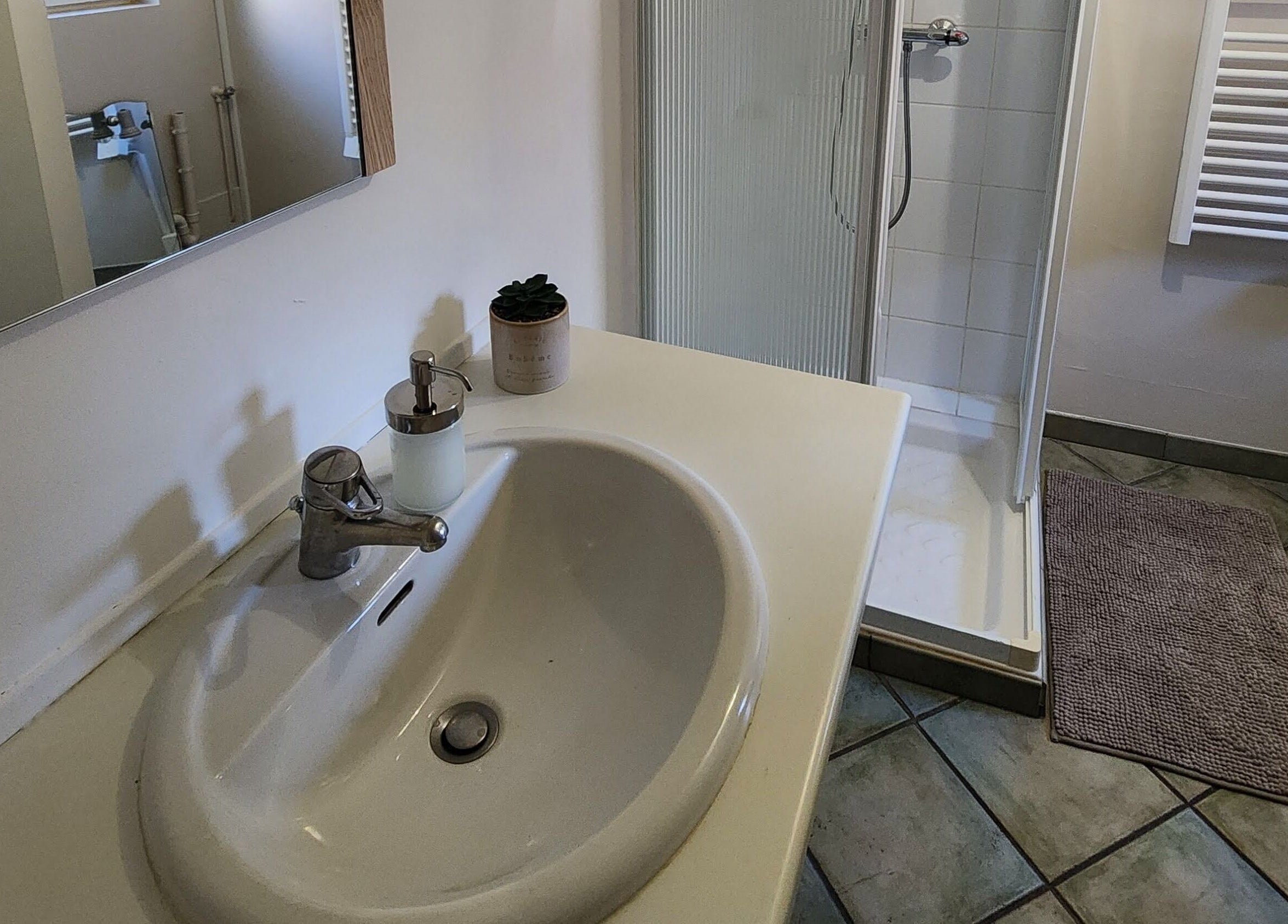 Salle de bain moderne à Les Mains De Matthieu, Bessoncourt, Bourgogne-franche-comté, FR, avec lavabo et douche.