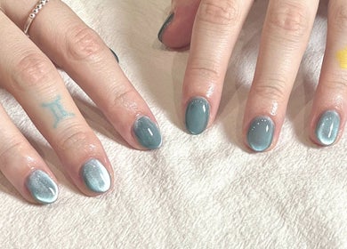 Manucure bleue élégante chez Atelier Seoul, Paris, Île-de-France, FR, sur une serviette douce.