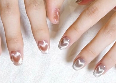 Nail art élégant à Atelier Seoul, Paris, Île-de-france, FR, avec vernis irisé.