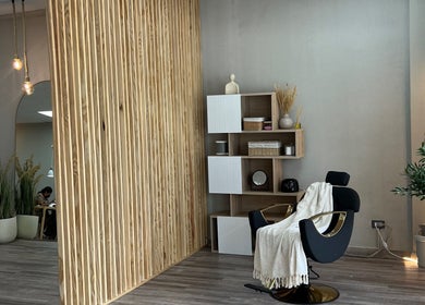 Sala moderna en Mila Nail Art Costa Del Este, Panamá, Provincia De Panamá, PA con decoración elegante.