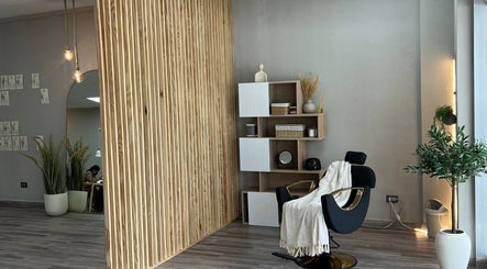 Sala moderna en Mila Nail Art Costa Del Este, Panamá, Provincia De Panamá, PA con decoración elegante.
