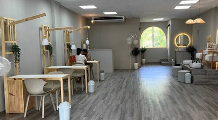Amplio salón de Mila Nail Art Costa Del Este en Panamá, Provincia De Panamá, PA, con un ambiente relajante.