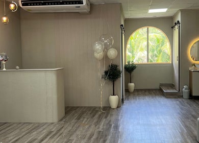Recepción elegante en Mila Nail Art Costa Del Este, Panamá, Provincia De Panamá, PA con iluminación suave.