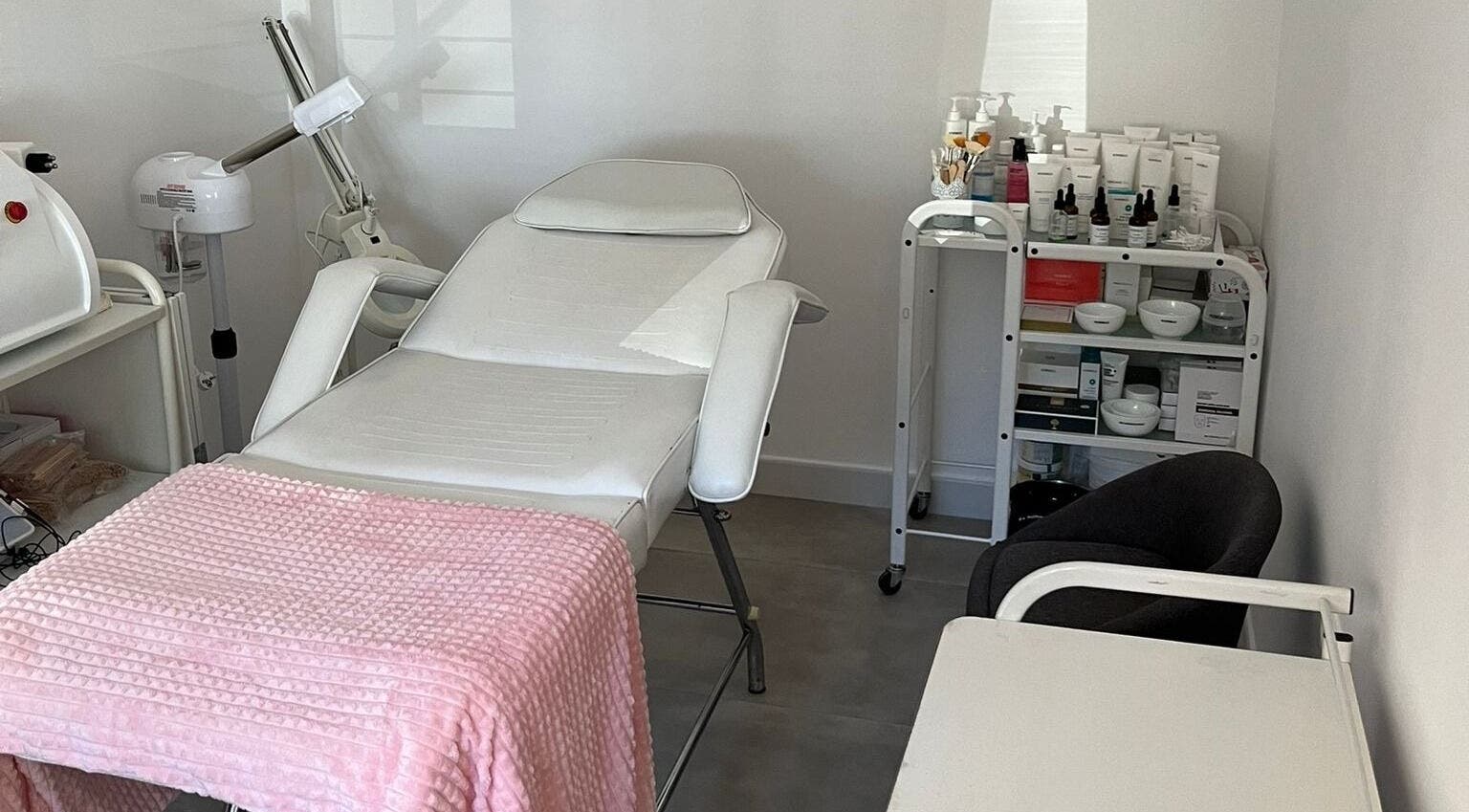Sala de tratamiento en El Salón De Belleza D’silvia, Córdoba, Andalucía, ES, con camilla y productos de cuidado.