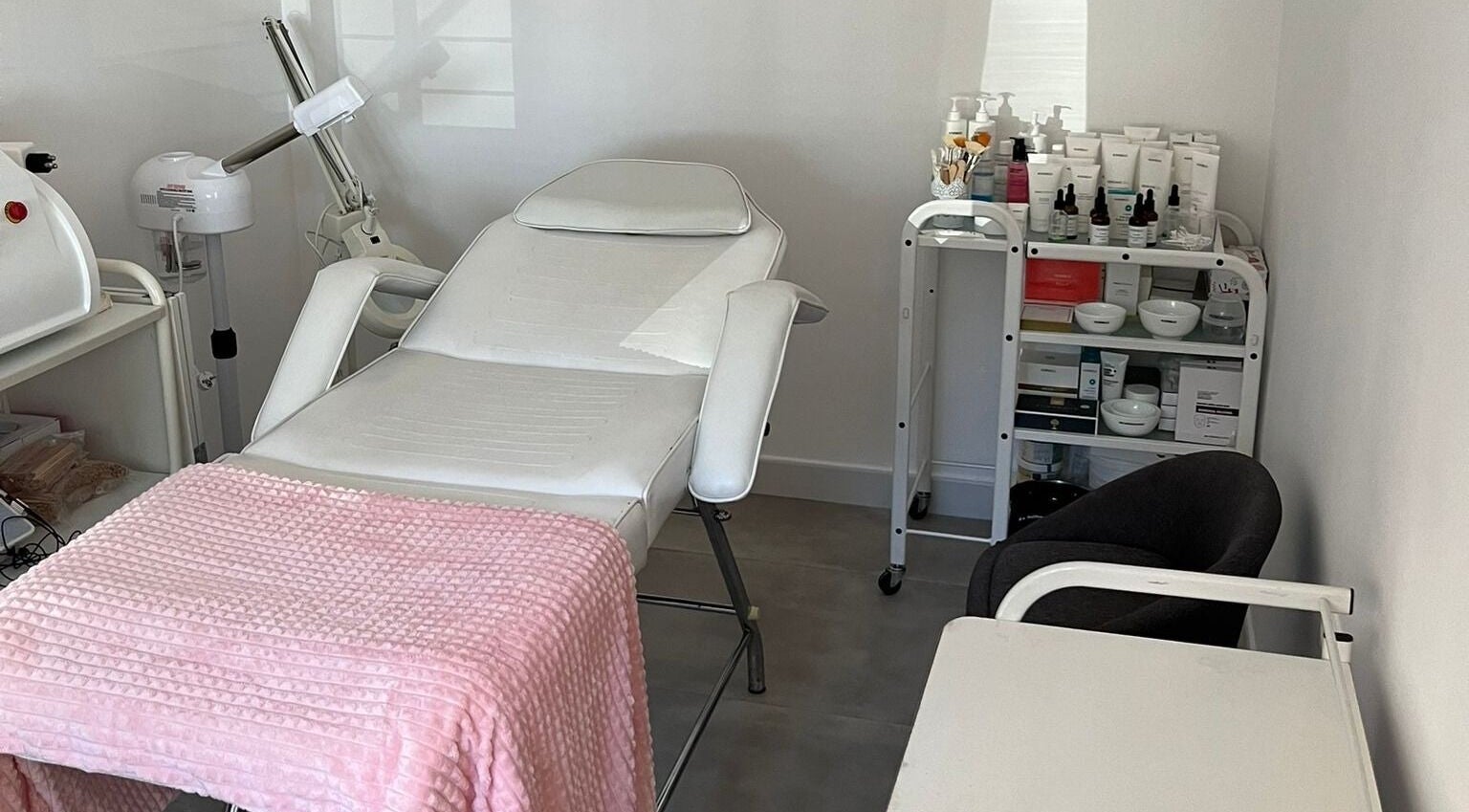 Sala de tratamiento en El Salón De Belleza D’silvia, Córdoba, Andalucía, ES, con camilla y productos de cuidado.