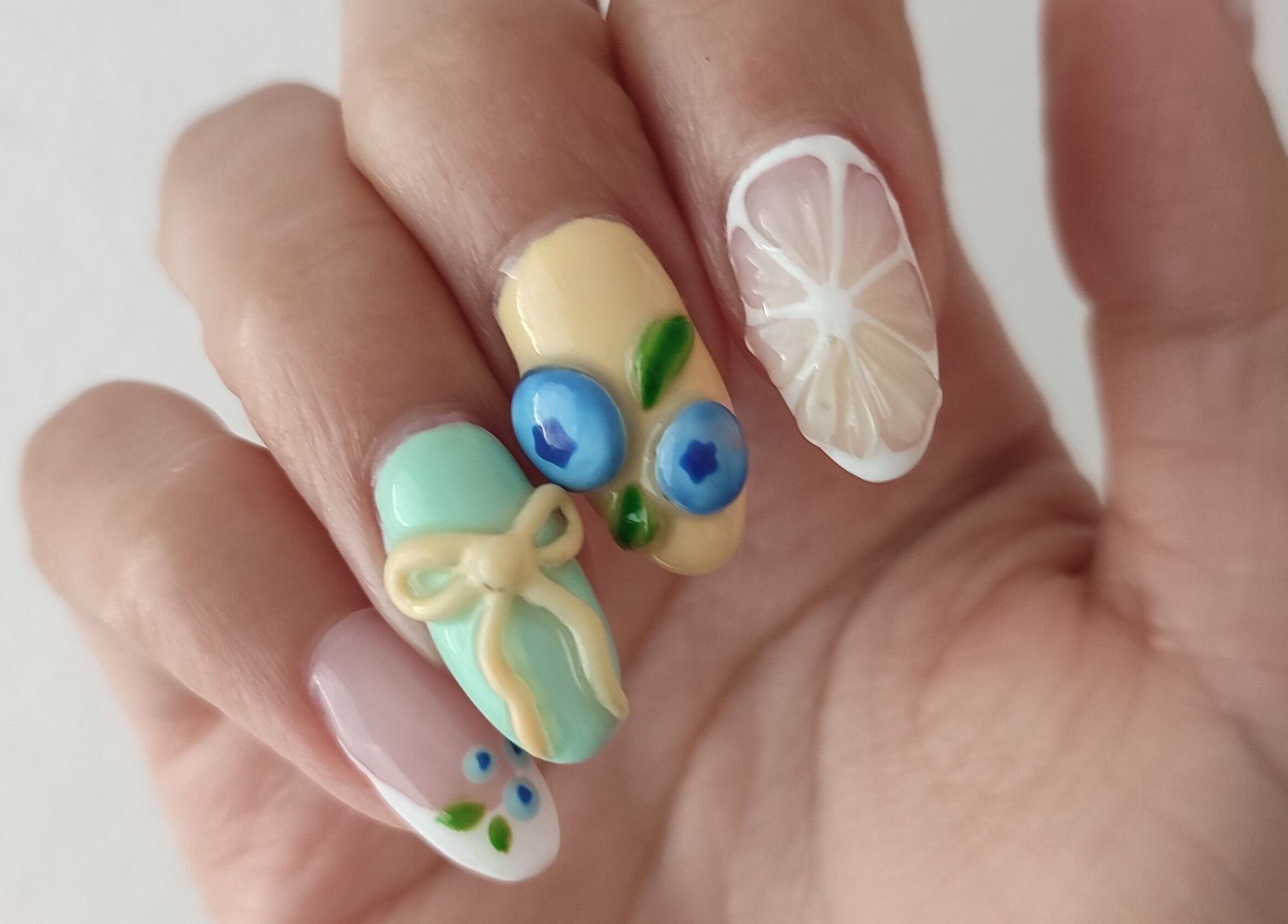 Decoración de uñas coloridas en Lisi Nails, Providencia, Región Metropolitana, CL.