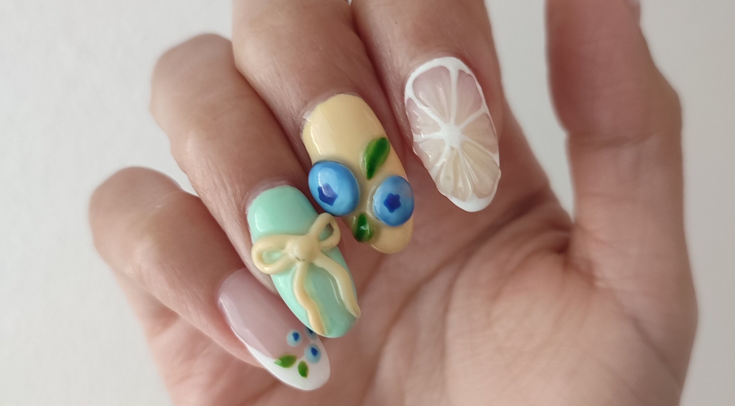 Decoración de uñas coloridas en Lisi Nails, Providencia, Región Metropolitana, CL.