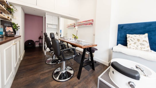 Effulgent Beauty | Nails | Waxing | Eyelash | Massage | Hydrafacial