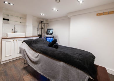 Effulgent Beauty treatment room in London, United Kingdom, GB featuring massage and hydrafacial services.