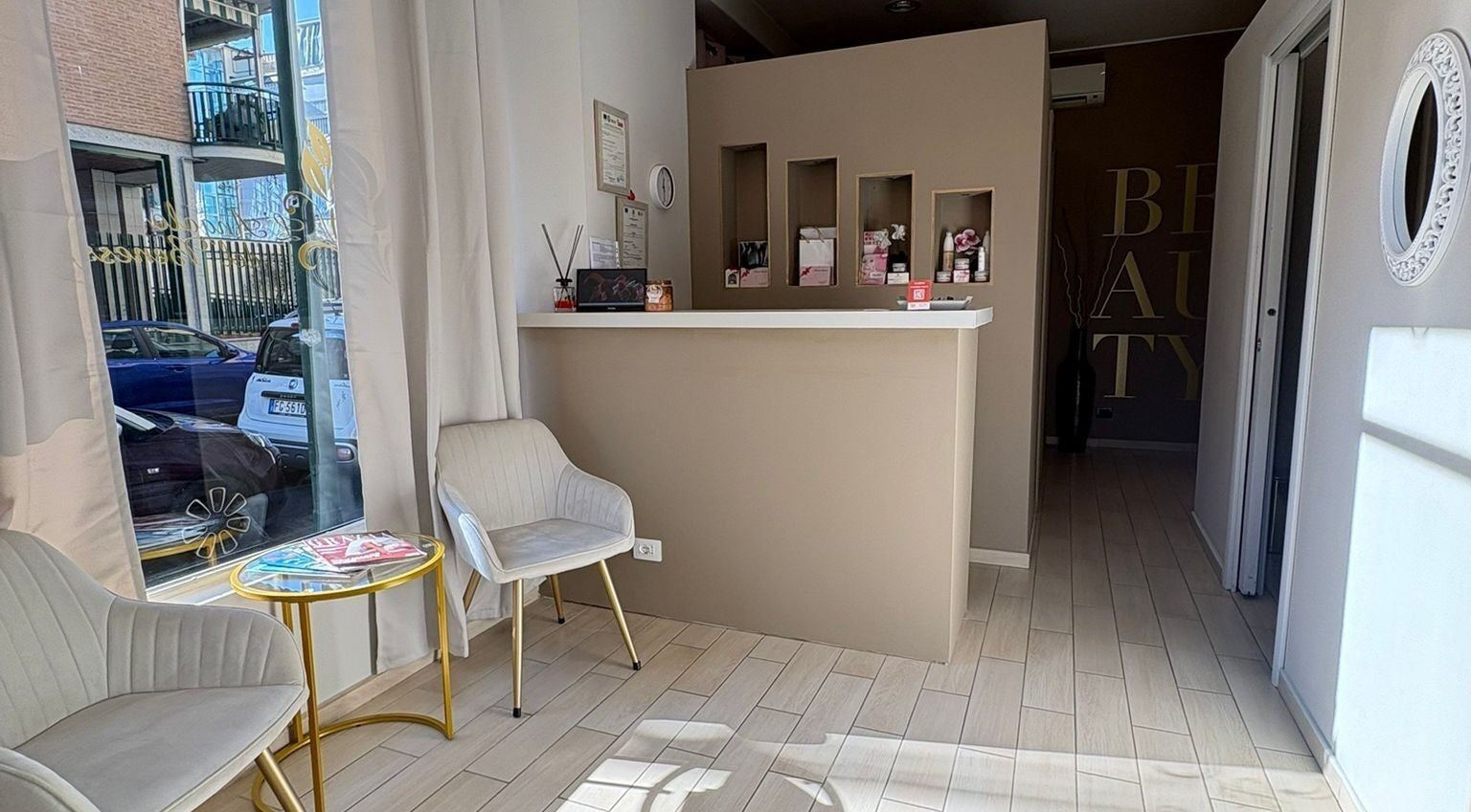 Interno L'angolo Del Benessere a Torino, accogliente area reception con sedie e tavolino.