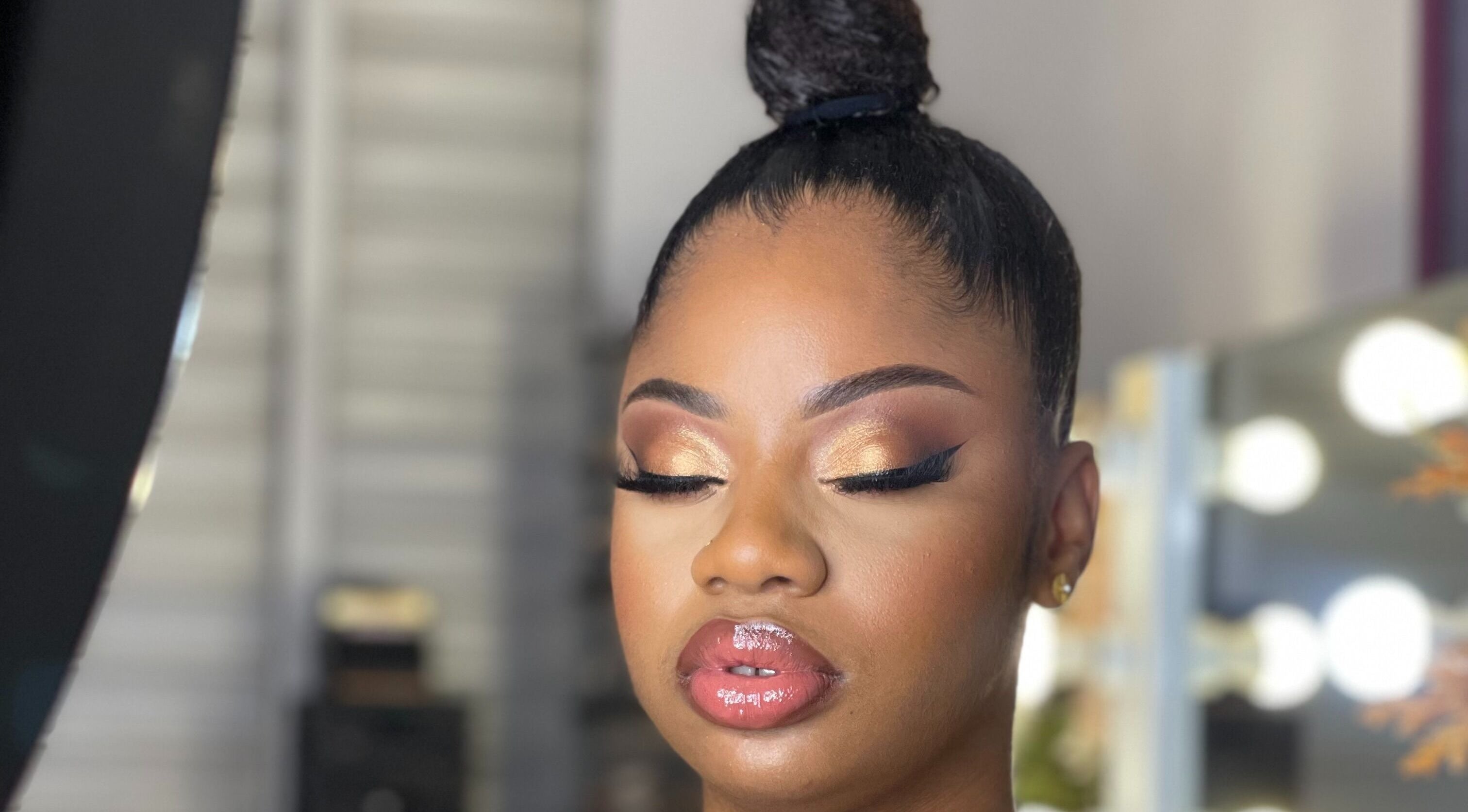 Maquillage glamour à Glow By Colorsofshades, Baie-Mahault, Guadeloupe, FR, mettant en valeur un fard à paupières doré.