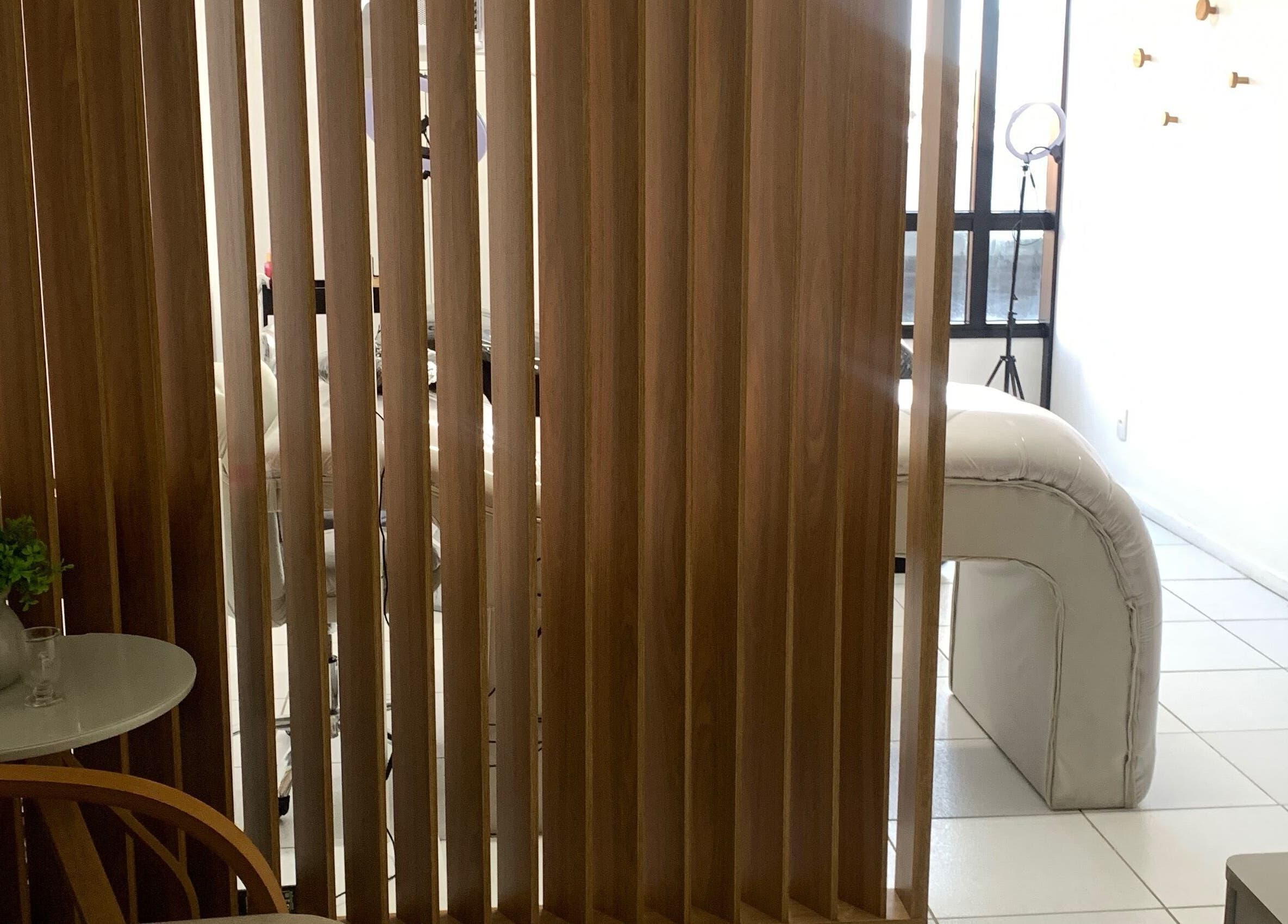 Sala minimalista da Casa Elegance em Espírito Santo, BR com divisória e espelho moderno.