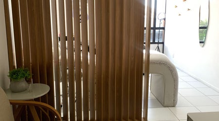 Sala minimalista da Casa Elegance em Espírito Santo, BR com divisória e espelho moderno.