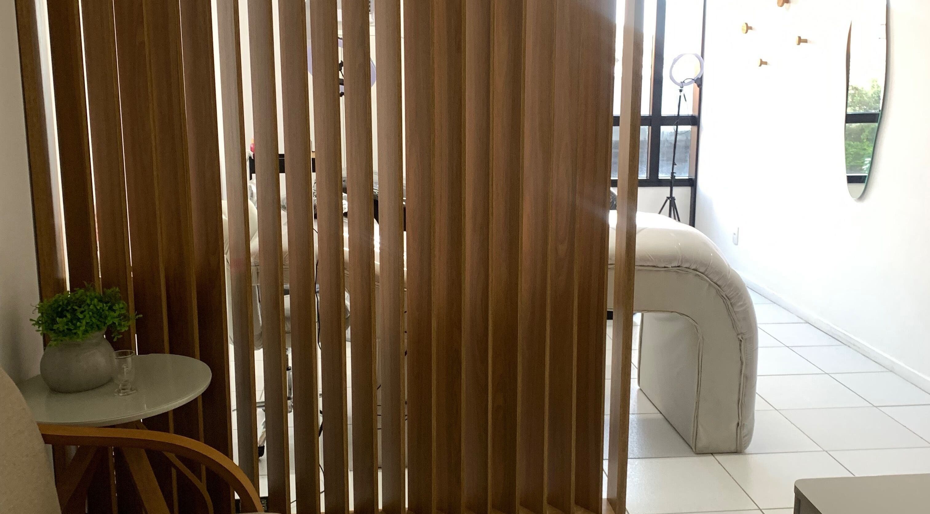 Sala minimalista da Casa Elegance em Espírito Santo, BR com divisória e espelho moderno.