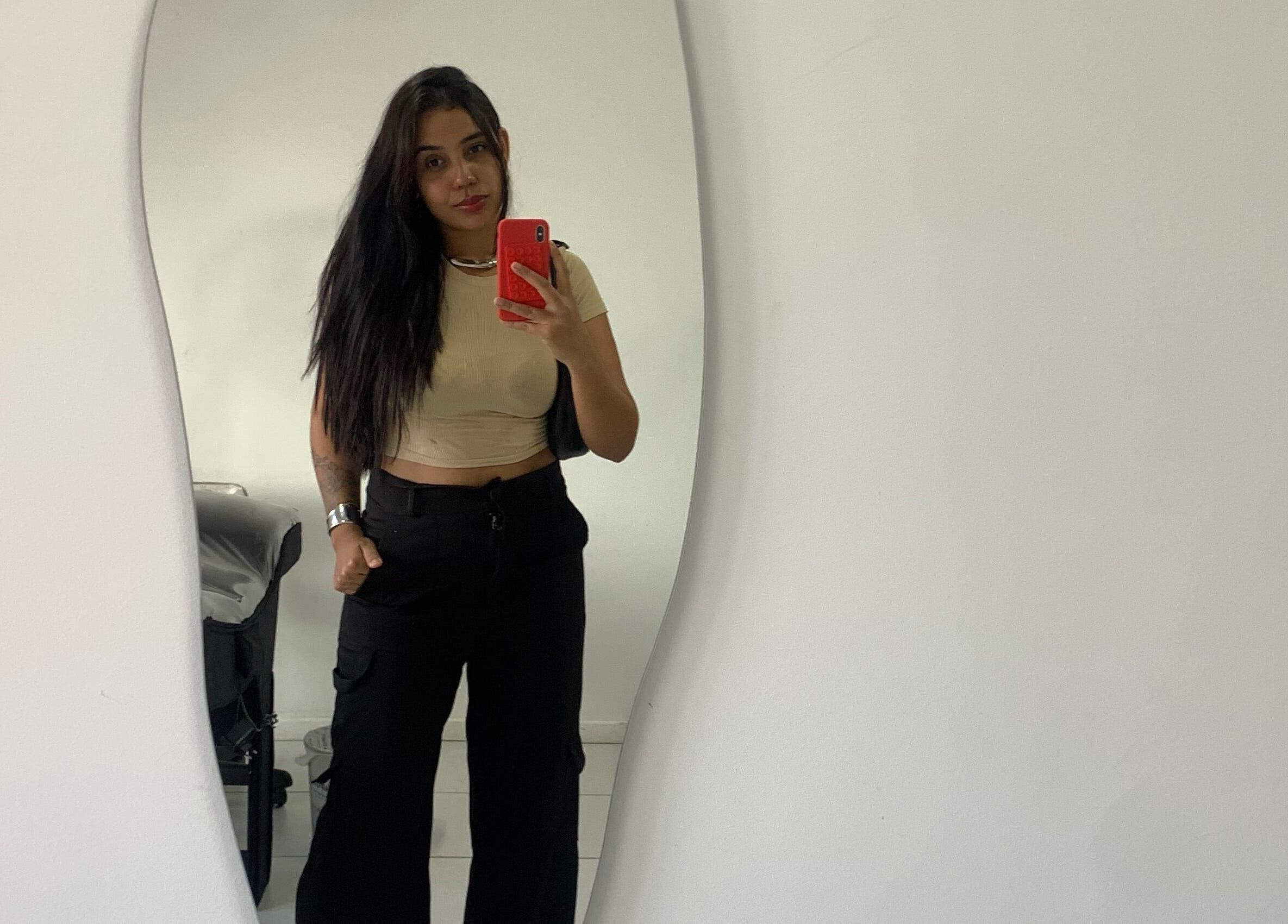 Pessoa em frente a espelho em Casa Elegance, Espírito Santo, Espírito Santo, BR, com decoração minimalista.