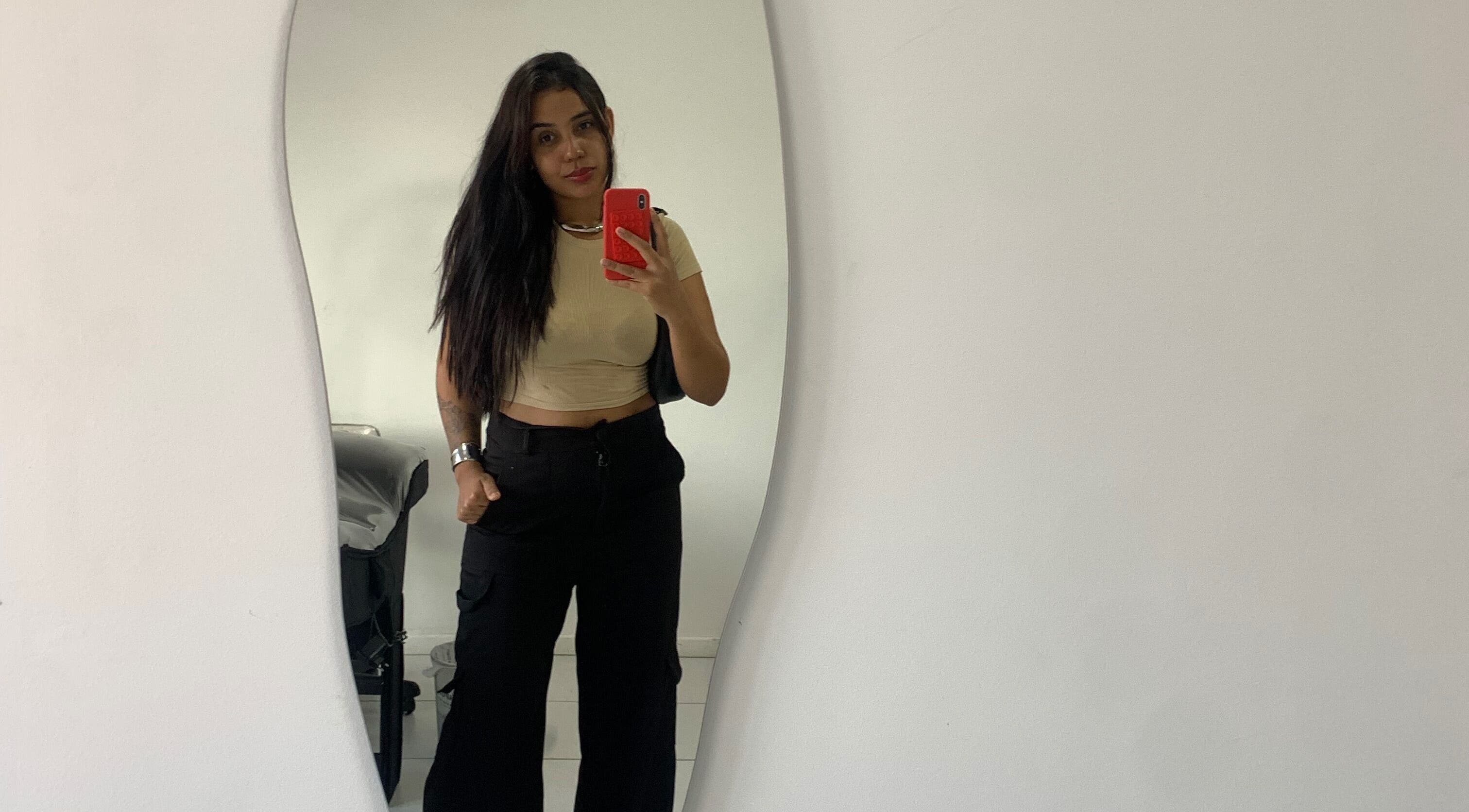 Pessoa em frente a espelho em Casa Elegance, Espírito Santo, Espírito Santo, BR, com decoração minimalista.