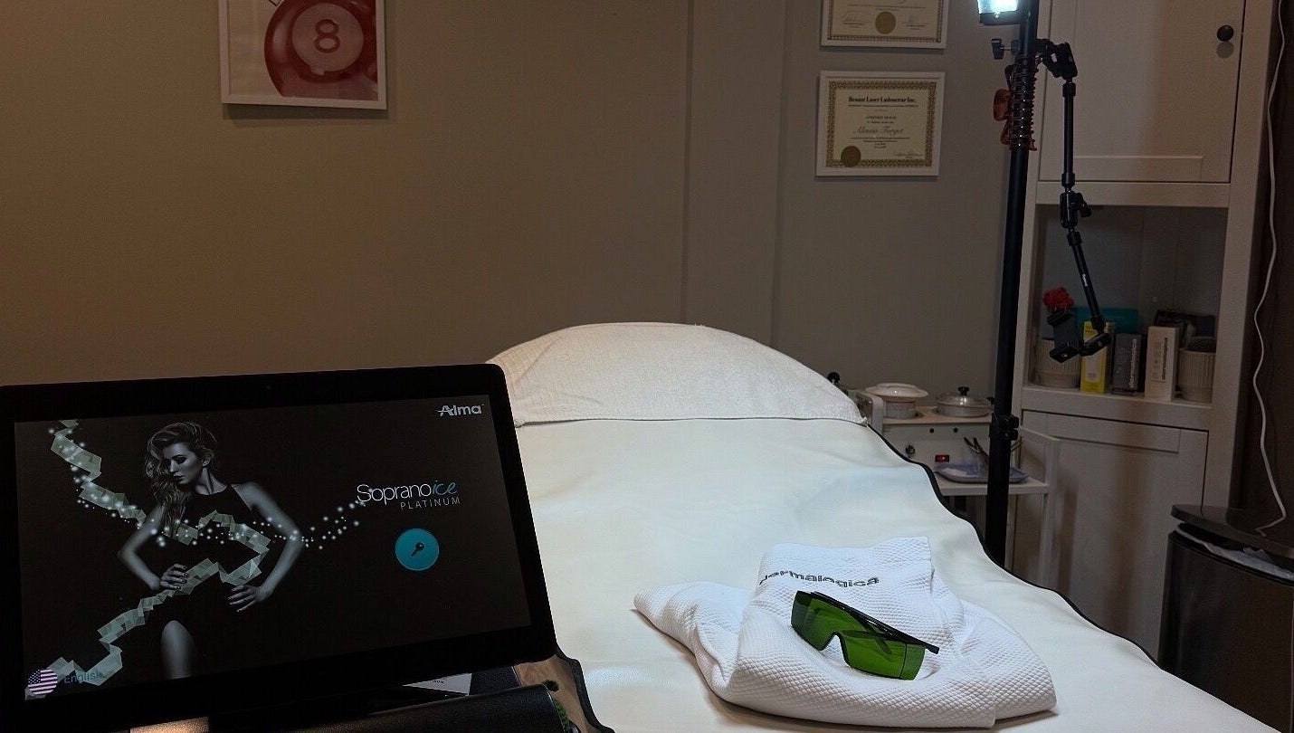 Aleestheticss therapy room in Laval, Québec, CA with treatment bed and equipment, showcasing a tranquil atmosphere.