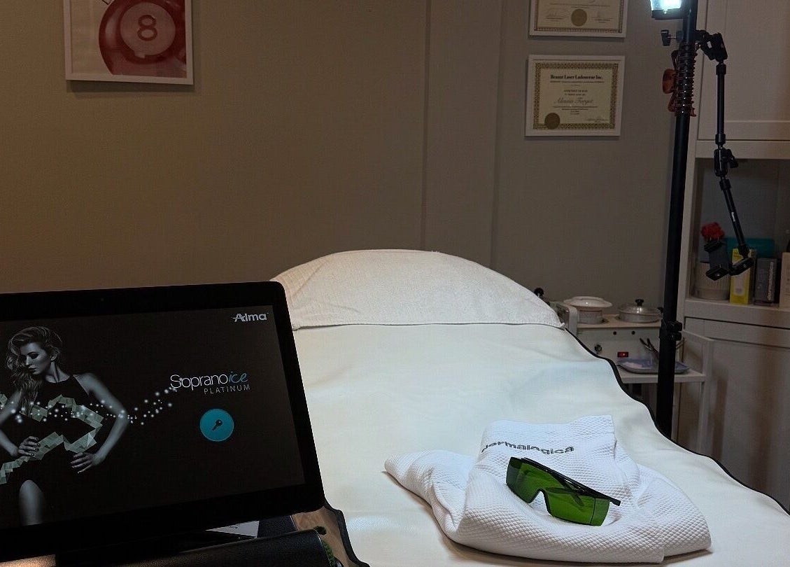 Aleestheticss therapy room in Laval, Québec, CA with treatment bed and equipment, showcasing a tranquil atmosphere.